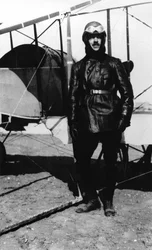 Roland Garros (1888-1918) neben seinem Flugzeug, 1915